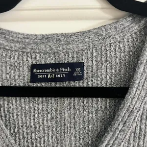 Abercrombie & Fitch Womens XS Heather Gray Ribbed V-Neck Tie Front Sweater thumbnail 2