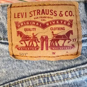 1154 | Levi's 501 High Waisted Distressed Denim Cutoff‎ Shorts Light Wash 26 thumbnail 3
