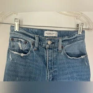 Abercrombie & Fitch High Rise Mom Jeans Distressed Size 0S Light Wash thumbnail 4