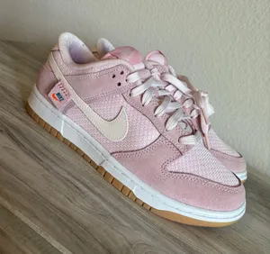 NEW Women's Nike SE panda dunks thumbnail 4