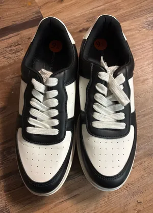 Madden Girl Black and White Sneakers size 9.5 thumbnail 1