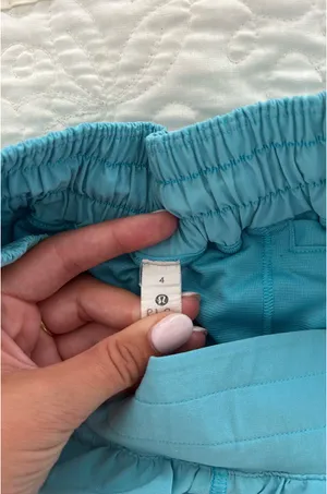 Lululemon Hotty Hot 2.5" Shorts thumbnail 2