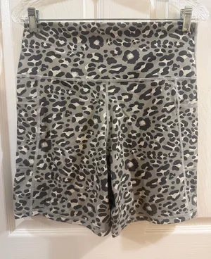 Grey Leopard Print High-Waisted Athletic Biker Shorts with Pockets thumbnail 1