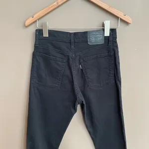 Levi’s Wedgie Skinny Distressed Raw Hem Jeans in Black‎ Size 27 thumbnail 4