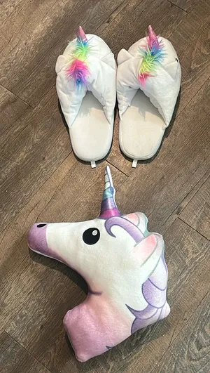 Unicorn Slippers Women’s Size‎ Large 9-10 With Unicorn Pillow thumbnail 1