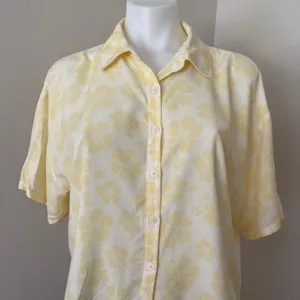 Forever 21 Hawaiian Hibiscus Cropped Button Down Shirt, Medium thumbnail 8