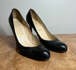 FLAW Christian Louboutin Black Leather Round Toe Pumps Size 40 AS-IS thumbnail 1