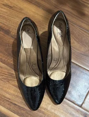 Life Stride Black Heels with Textured Design thumbnail 1