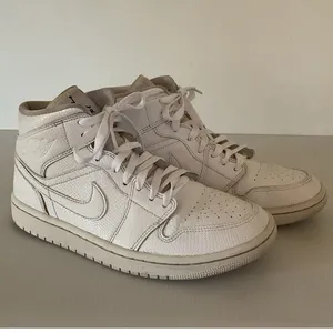 Air Jordan 1 Mid Triple White Women’s 8 Youth 8Y BQ6472-110 Leather Sneakers thumbnail 4