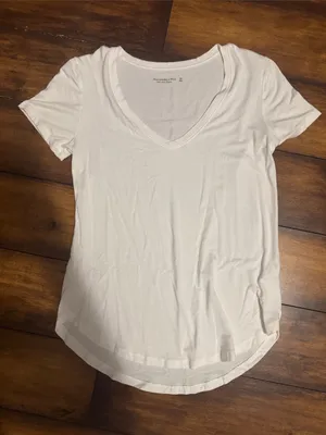 NWOT Abercrombie & Fitch White V‑Neck Short Sleeve Tee thumbnail 1