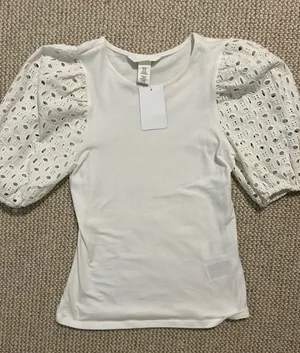 H&M white puff sleeve top thumbnail 1