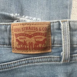 Women’s Levi’s 711 Skinny Ankle Jeans Distressed Light Wash Raw Hem Size 30x27 thumbnail 13