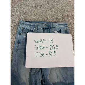 American Eagle Women Light Wash Distressed High Rise Mom Jeans Size 4 Regular thumbnail 7