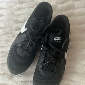 Nike Black and White Comfort Sneakers thumbnail 1