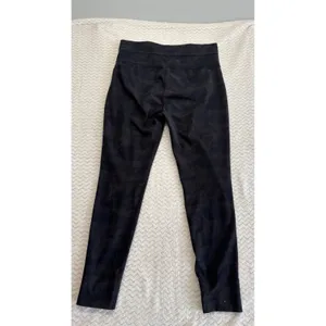 Vuori Performance Jogger Black Camo Tonal Slim Tapered Activewear Pants Women thumbnail 3