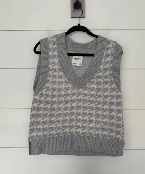 Abercrombie & Fitch Women’s XS Grey White Houndstooth Sweater Vest thumbnail 1
