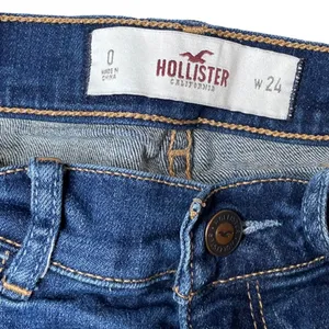 Hollister Women's‎ Low Rise Cuffed Denim Shorts Dark Wash Blue Size 24 thumbnail 4
