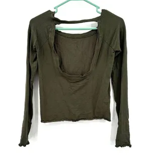 Free People Shirt Size Medium Olive Green Waffle Long Sleeved Crop Top Open Back thumbnail 2