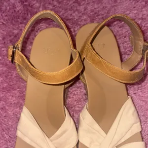 UGG Joslyn Wedge Cream Tan Sandals Size 8 thumbnail 5