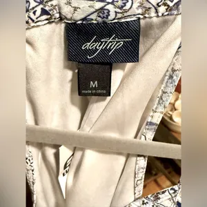 Daytrip Woman’s Ivory and Blue Surplice Woven Tank Medium NWT thumbnail 4