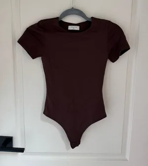 Aritzia Babaton Contour Crew Bodysuit in Rich Mocha Brown thumbnail 1