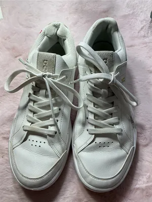 On Running woman’s White Low-Top Leather Sneakers with Gold Logo 163 thumbnail 1