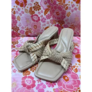 Marc Fisher 8 Light Tan Macki Knot Faux Leather Square Toe Slip-on Dress Sandals thumbnail 3