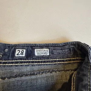Miss Me Modelo Boyfriend Distress Mid Rise Dark Wash 6 Cropped Denim Jean Capri thumbnail 10