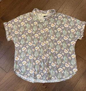 Universal Thread Floral Short Sleeve Button-Front Top  Medium - C16-061 thumbnail 1
