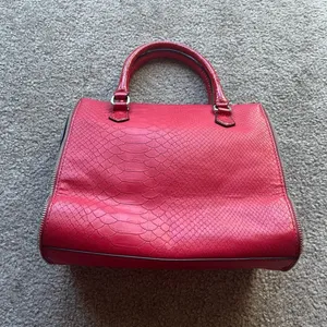 Guess Cherry Red Snake Embossed Satchel Y2K Glam Statement Handbag thumbnail 3