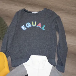 Women’s sweaters XS, vans, holister, wildfox, top shop thumbnail 4
