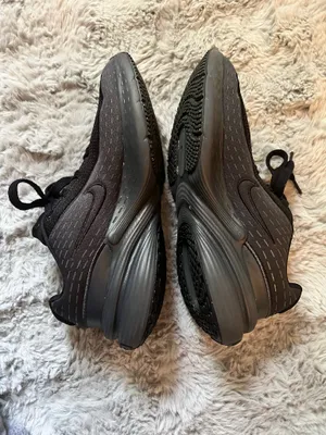 Black Nike Nonslip Shoes thumbnail 2