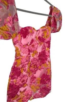 🌸💖 Lulu’s Pink Floral Jacquard Puff Sleeve Mini Dress NWT Size Medium 💖🌸‎ thumbnail 3