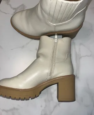 Universal Threads White/cream boots ankle thumbnail 4