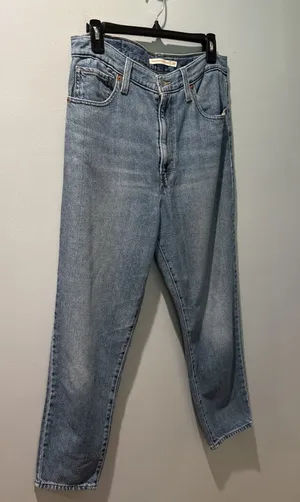 Women’s Levi’s High-Waisted Taper Jeans Medium Wash Mom Jean Size 30 thumbnail 1