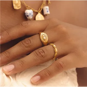 Gold Women's Ring Size 6 thumbnail 6