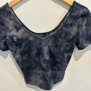 Lululemon crop shirt like new in size 4 it is new without tags thumbnail 2