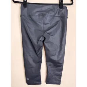 Alo Yoga Airbrush High Waisted Capri Leggings Shiney Black Size Small thumbnail 2