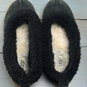 UGG Australia 1871 Black Suede Shearling Lined Slippers Womens 8 Gum Sole Shoes thumbnail 11