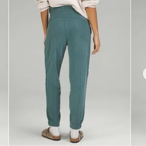 Lululemon Brushed Softstreme Green Jasper Jogger size 4 RARE DISCONTINUED COLOR thumbnail 2
