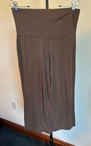 Old Navy Brown Fold-Over Waist Capri Pants thumbnail 1