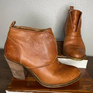Lucky Brand Ehllen Distressed Tan Ankle Boots Size 8.5 thumbnail 1