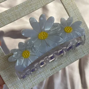 Flower hair claw White thumbnail 4