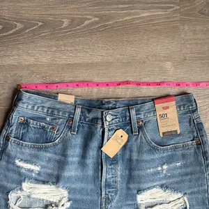 NEW Levi’s 501 High Rise Med Wash Denim Shorts for Women 33 thumbnail 5
