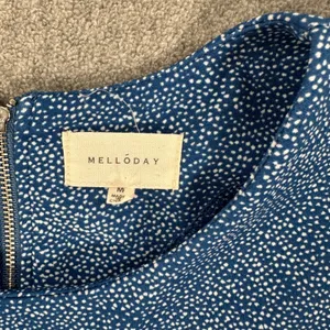 Melloday Blue Dotted Blouse Women's Medium Short Sleeve Round Neck thumbnail 4