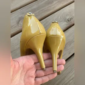 Michael Kors patent leather pumps💛💛💛 thumbnail 4