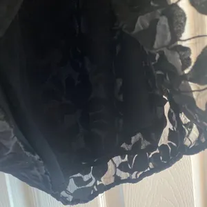 Ann Taylor Velvet Burnout Blouse Womens Size S Black Floral Devore Top Evening thumbnail 4