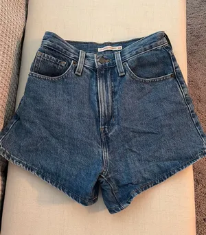 High-Waisted Levi’s Mom Shorts thumbnail 1