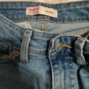 Signature by Levi Strauss Boyfriend Jeans Women’s Size 8 W29 Light Wash Denim thumbnail 9