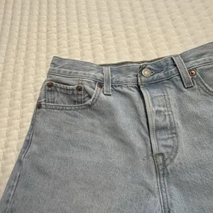 Levi’s Wedge Short Blue Denim High Rise Shorts 26 Waist Raw Hem Distressed thumbnail 9